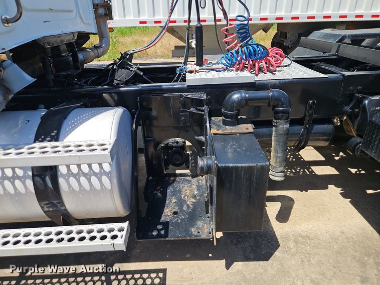 image for item DR8641 2009 Western Star semi truck