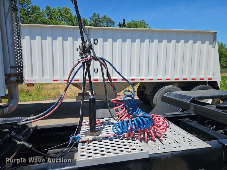 image for item DR8641 2009 Western Star semi truck