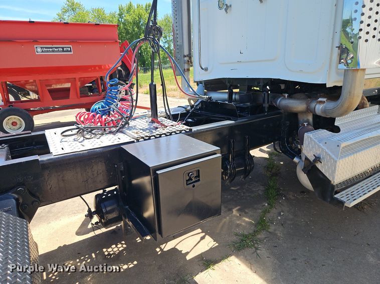 image for item DR8641 2009 Western Star semi truck