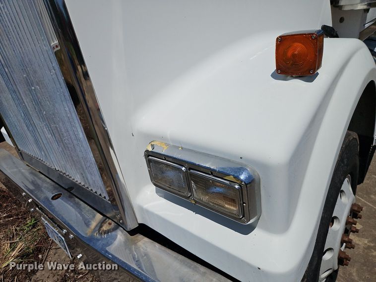 image for item DR8641 2009 Western Star semi truck