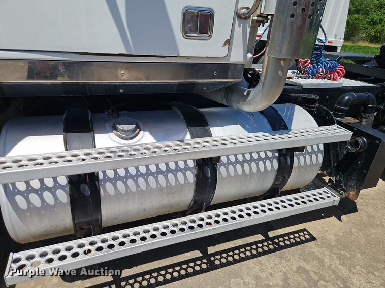 image for item DR8641 2009 Western Star semi truck