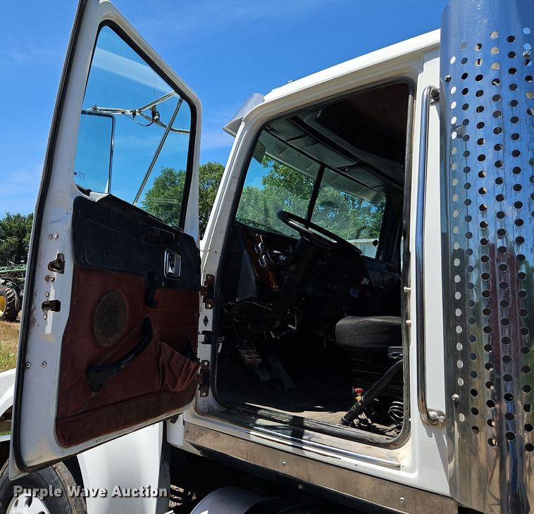image for item DR8641 2009 Western Star semi truck