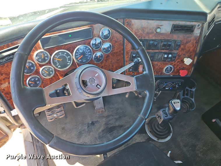 image for item DR8641 2009 Western Star semi truck