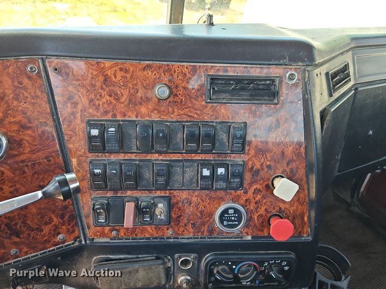 image for item DR8641 2009 Western Star semi truck