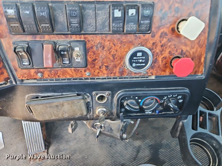 image for item DR8641 2009 Western Star semi truck