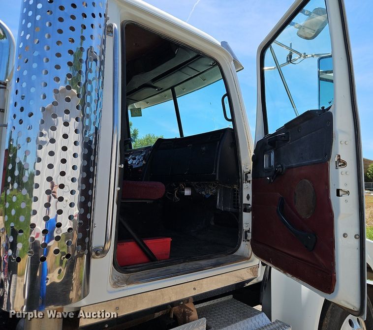 image for item DR8641 2009 Western Star semi truck