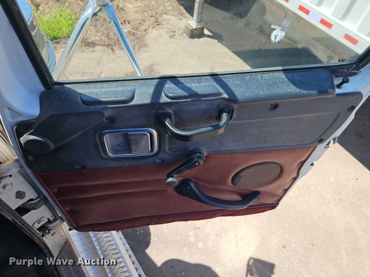 image for item DR8641 2009 Western Star semi truck