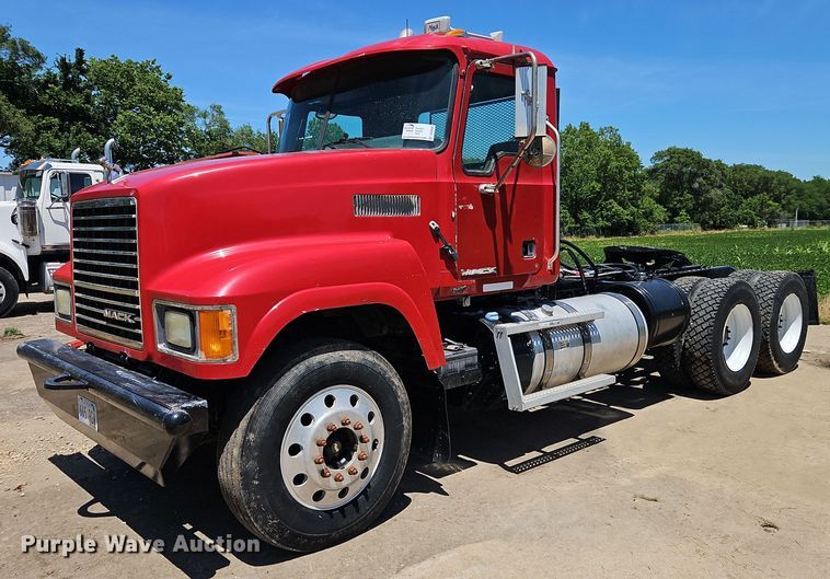 image for item DR8642 2011 Mack CHU613 semi truck