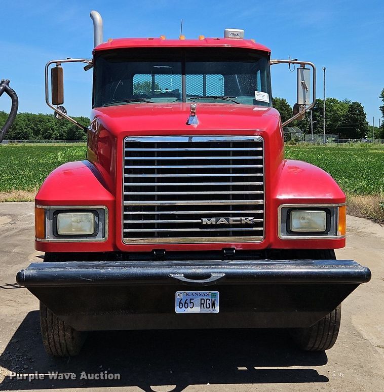 image for item DR8642 2011 Mack CHU613 semi truck