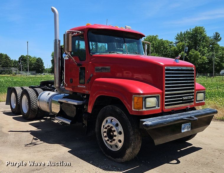 image for item DR8642 2011 Mack CHU613 semi truck