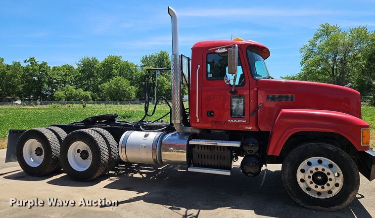 image for item DR8642 2011 Mack CHU613 semi truck