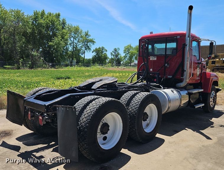 image for item DR8642 2011 Mack CHU613 semi truck