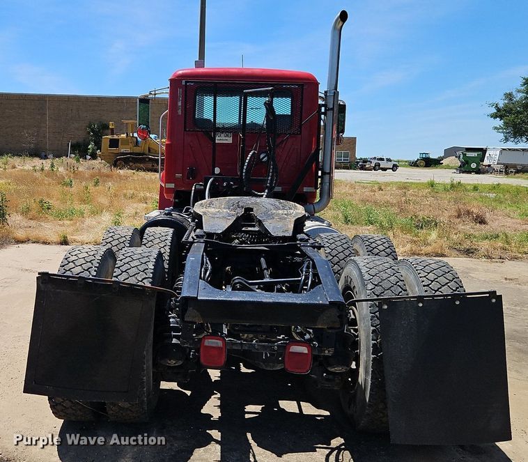 image for item DR8642 2011 Mack CHU613 semi truck