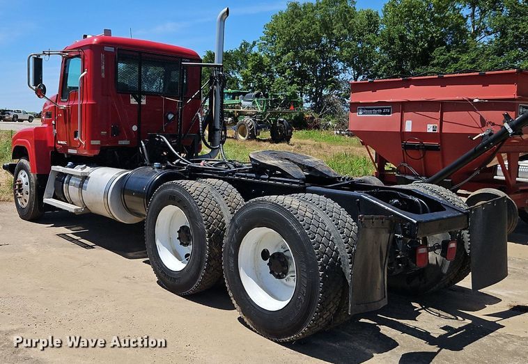 image for item DR8642 2011 Mack CHU613 semi truck