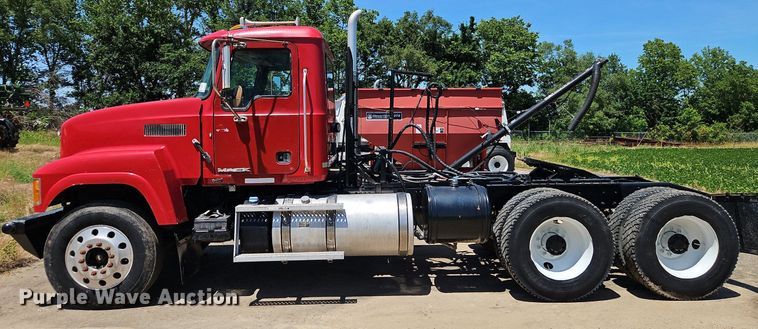 image for item DR8642 2011 Mack CHU613 semi truck