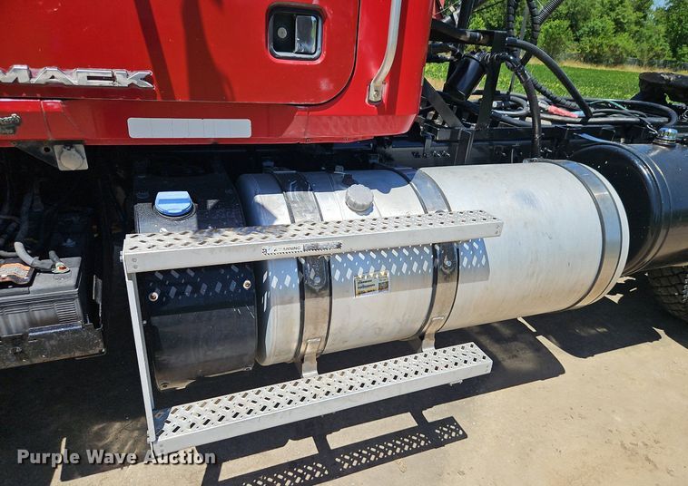 image for item DR8642 2011 Mack CHU613 semi truck