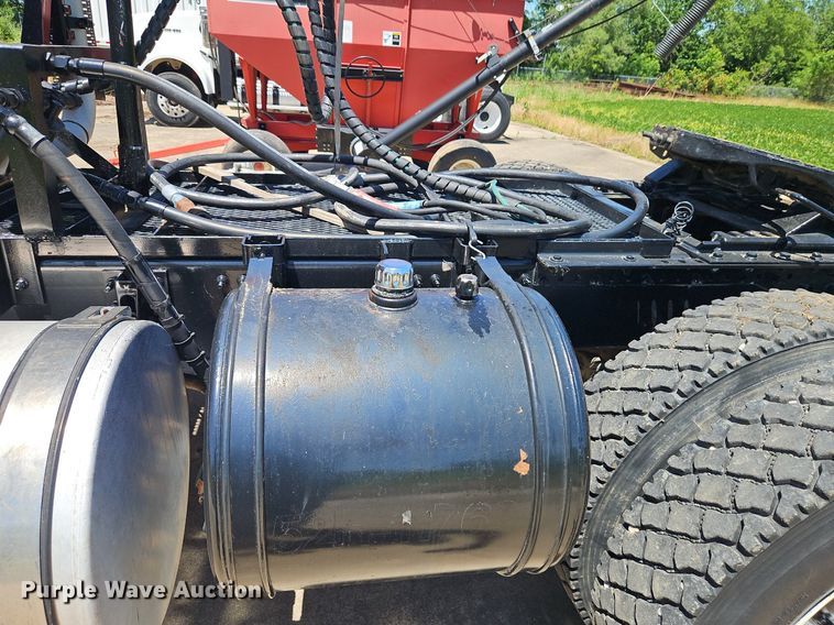 image for item DR8642 2011 Mack CHU613 semi truck