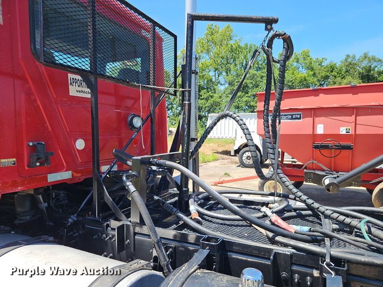 image for item DR8642 2011 Mack CHU613 semi truck