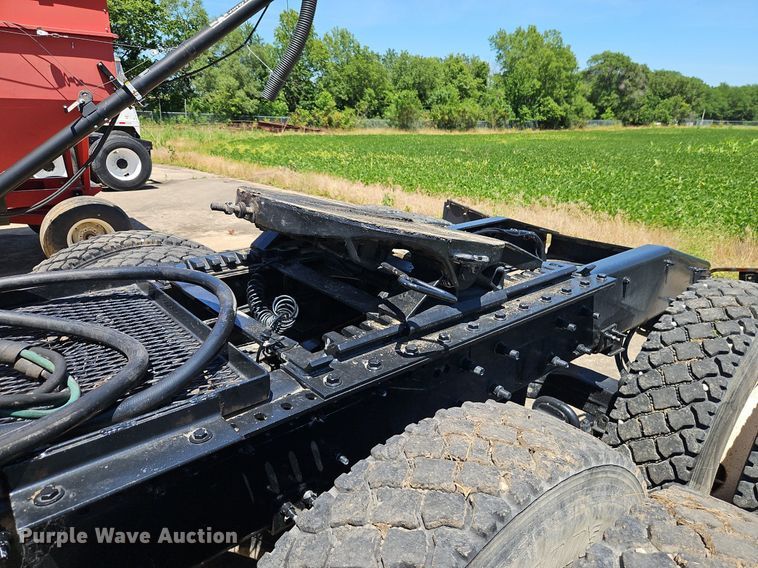 image for item DR8642 2011 Mack CHU613 semi truck