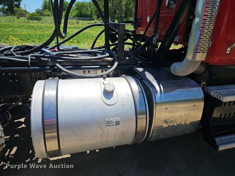 image for item DR8642 2011 Mack CHU613 semi truck