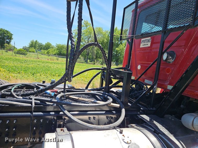 image for item DR8642 2011 Mack CHU613 semi truck