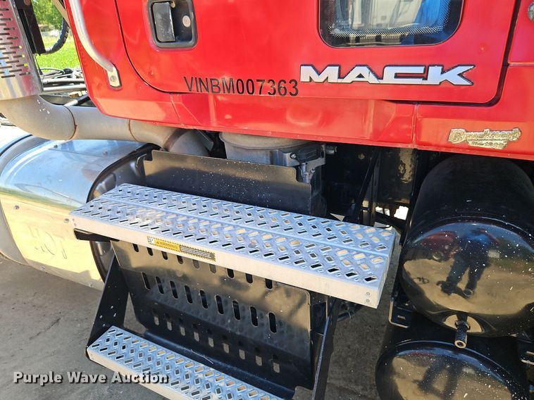 image for item DR8642 2011 Mack CHU613 semi truck