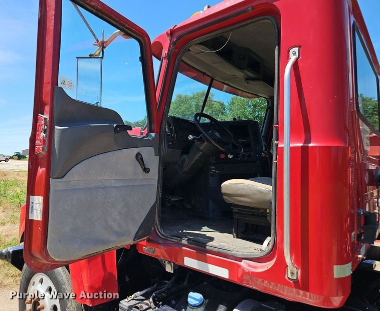 image for item DR8642 2011 Mack CHU613 semi truck