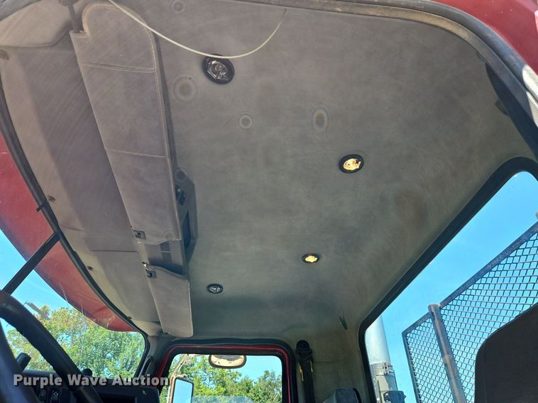 image for item DR8642 2011 Mack CHU613 semi truck