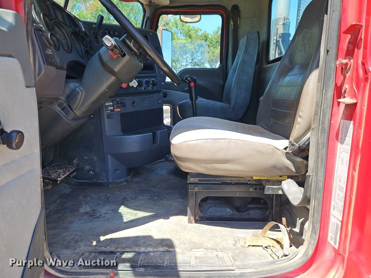 image for item DR8642 2011 Mack CHU613 semi truck