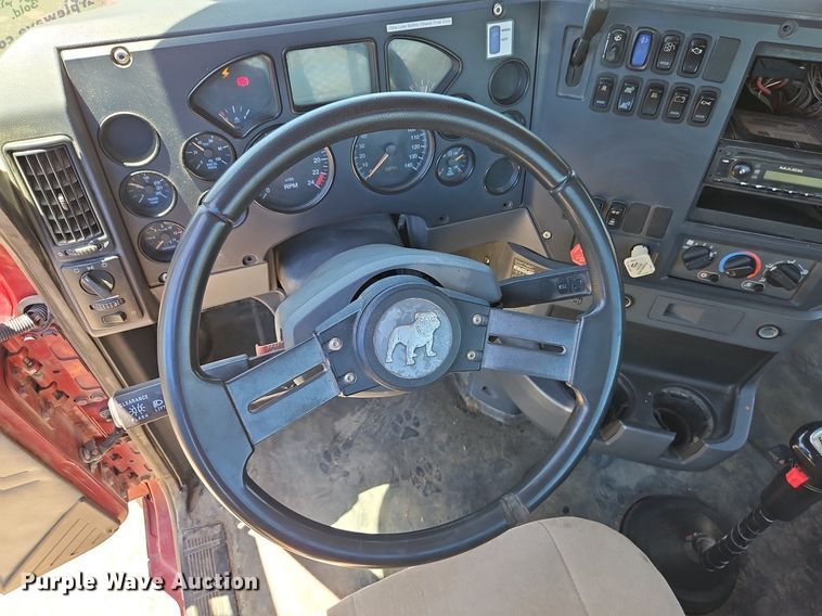 image for item DR8642 2011 Mack CHU613 semi truck