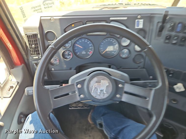 image for item DR8642 2011 Mack CHU613 semi truck