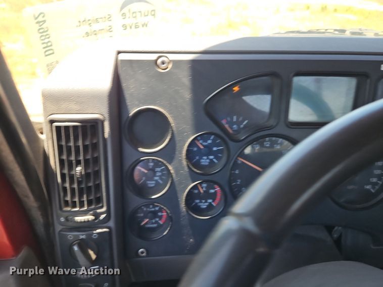 image for item DR8642 2011 Mack CHU613 semi truck