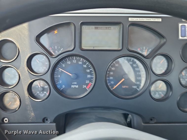 image for item DR8642 2011 Mack CHU613 semi truck