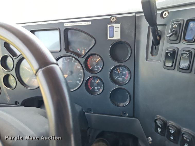 image for item DR8642 2011 Mack CHU613 semi truck