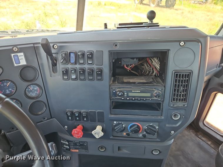 image for item DR8642 2011 Mack CHU613 semi truck