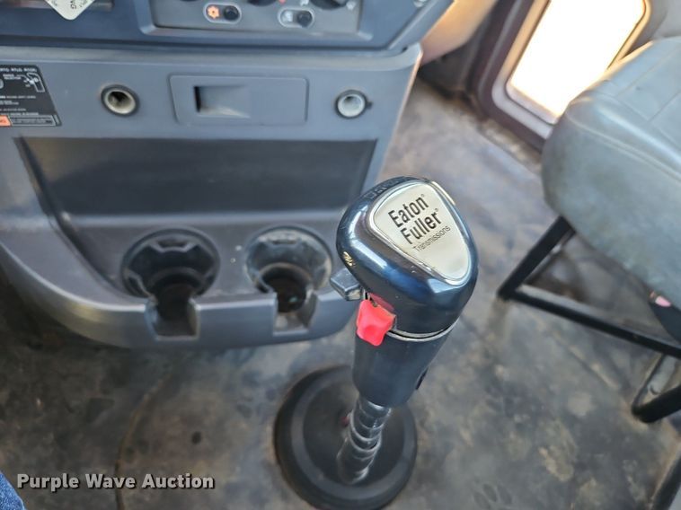 image for item DR8642 2011 Mack CHU613 semi truck