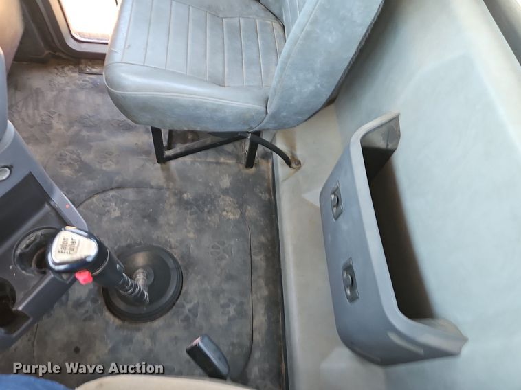 image for item DR8642 2011 Mack CHU613 semi truck