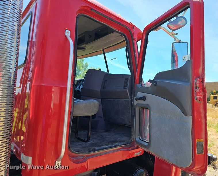 image for item DR8642 2011 Mack CHU613 semi truck