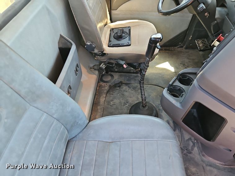 image for item DR8642 2011 Mack CHU613 semi truck