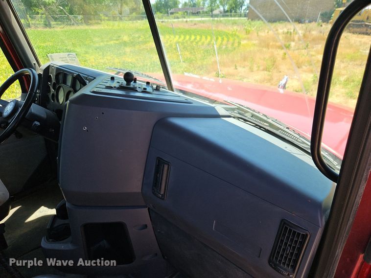 image for item DR8642 2011 Mack CHU613 semi truck