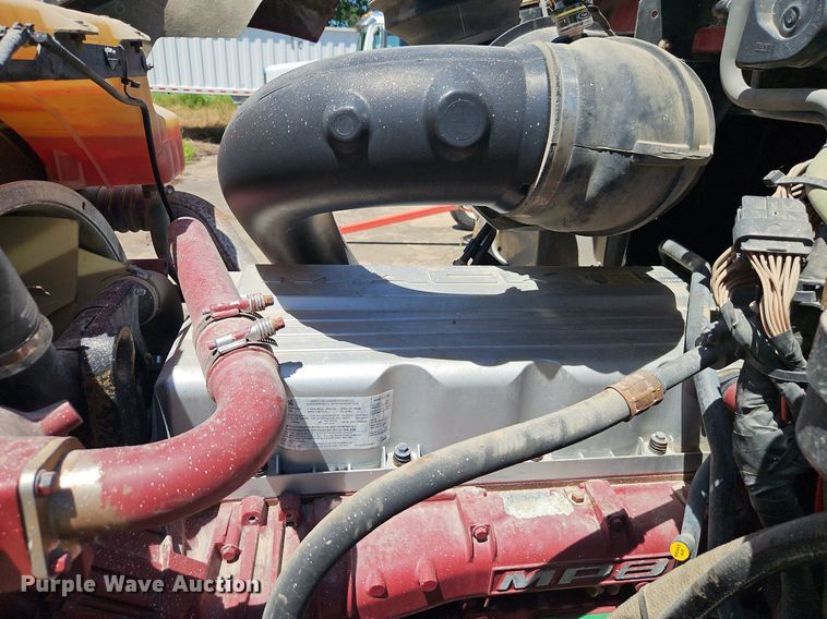 image for item DR8642 2011 Mack CHU613 semi truck