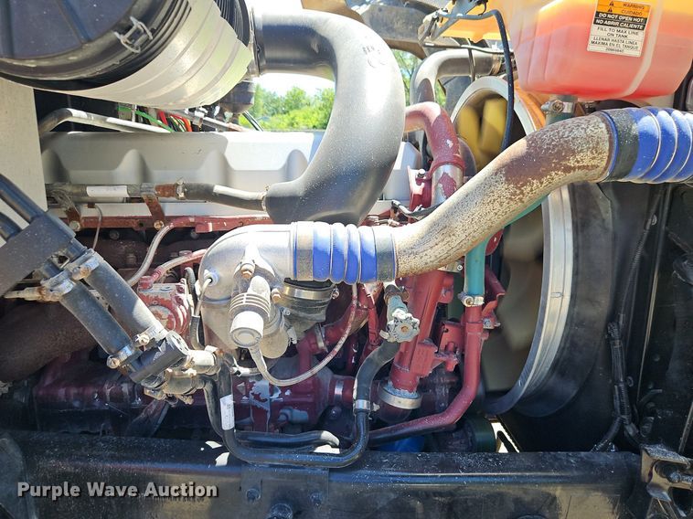 image for item DR8642 2011 Mack CHU613 semi truck