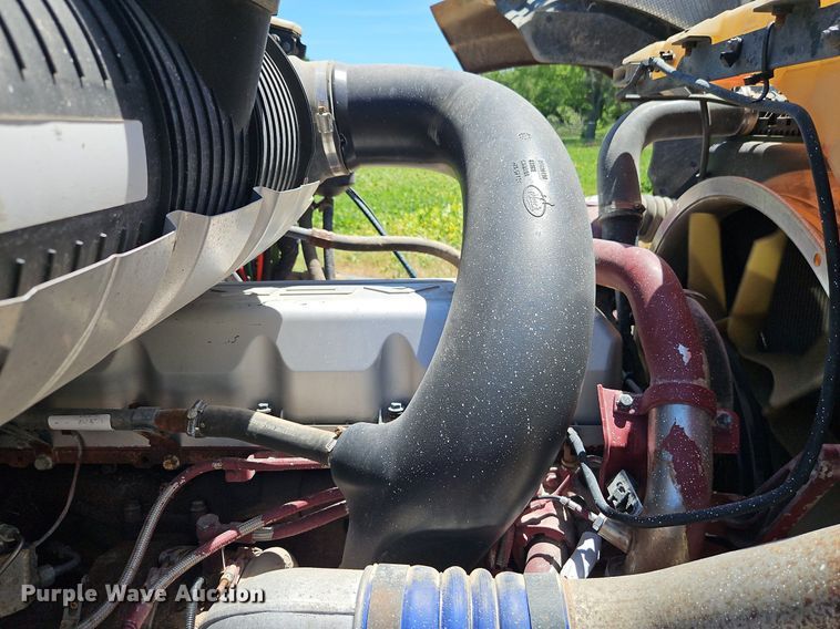 image for item DR8642 2011 Mack CHU613 semi truck