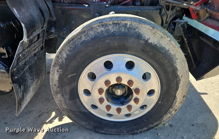 image for item DR8642 2011 Mack CHU613 semi truck