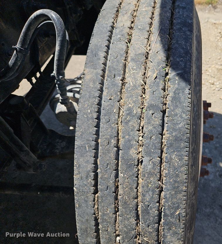 image for item DR8642 2011 Mack CHU613 semi truck