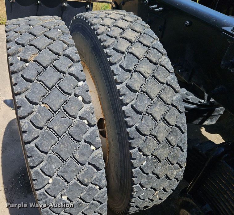 image for item DR8642 2011 Mack CHU613 semi truck