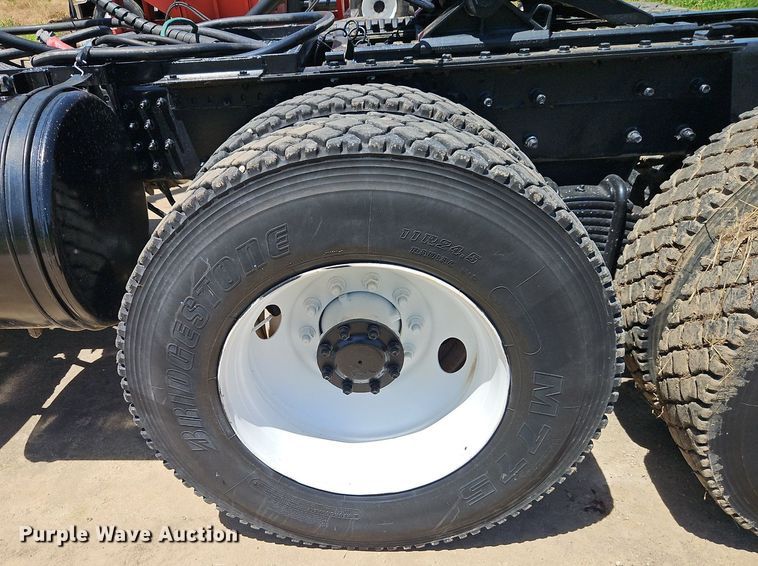 image for item DR8642 2011 Mack CHU613 semi truck