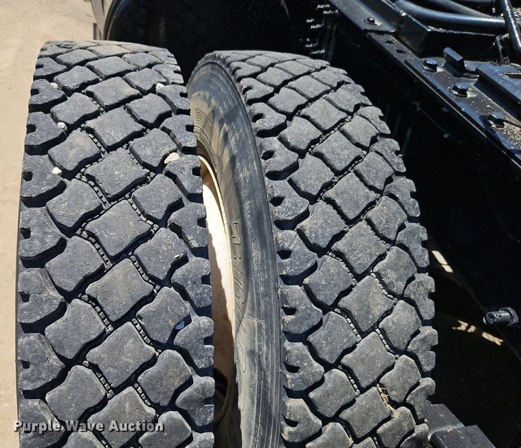 image for item DR8642 2011 Mack CHU613 semi truck