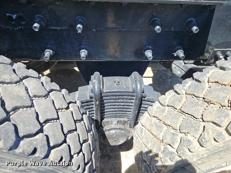 image for item DR8642 2011 Mack CHU613 semi truck