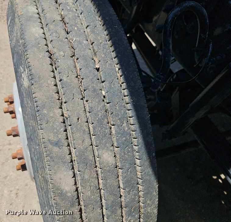 image for item DR8642 2011 Mack CHU613 semi truck